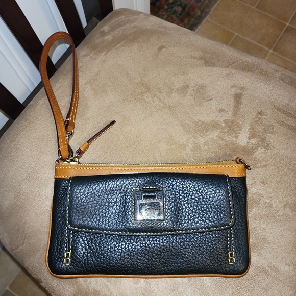 Dooney and Bourke black wristlet - Picture 2 of 6